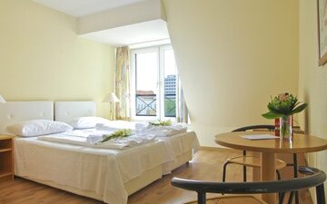 What makes a hotel in Milton attractive to both business travelers and tourists?