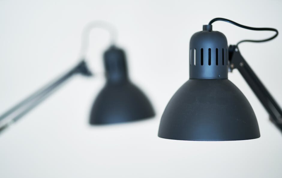 Stijlvolle zwarte metalen luminaire boven een moderne eettafel in een industrieel interieur.