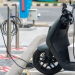 Een modern laadplein met verschillende laadstations voor elektrische voertuigen, ontworpen door experts.