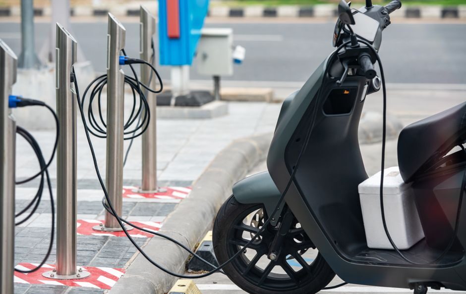 Een modern laadplein met verschillende laadstations voor elektrische voertuigen, ontworpen door experts.
