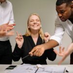 Een team dat samenwerkt en betrokken is op de werkvloer, wat de medewerker betrokkenheid symboliseert.