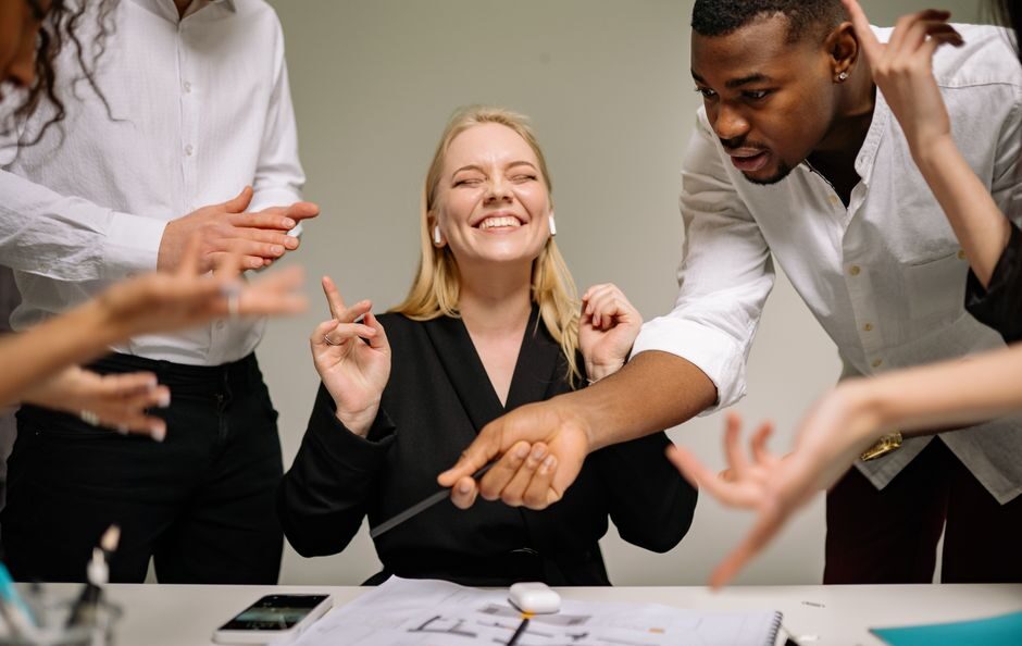 Een team dat samenwerkt en betrokken is op de werkvloer, wat de medewerker betrokkenheid symboliseert.
