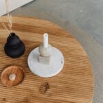 Een elegante Scandinavische houten salontafel in een licht en modern interieur dat rust en warmte uitstraalt.