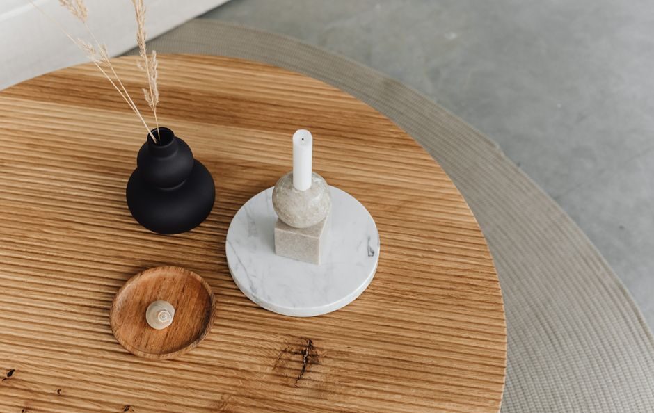 Een elegante Scandinavische houten salontafel in een licht en modern interieur dat rust en warmte uitstraalt.
